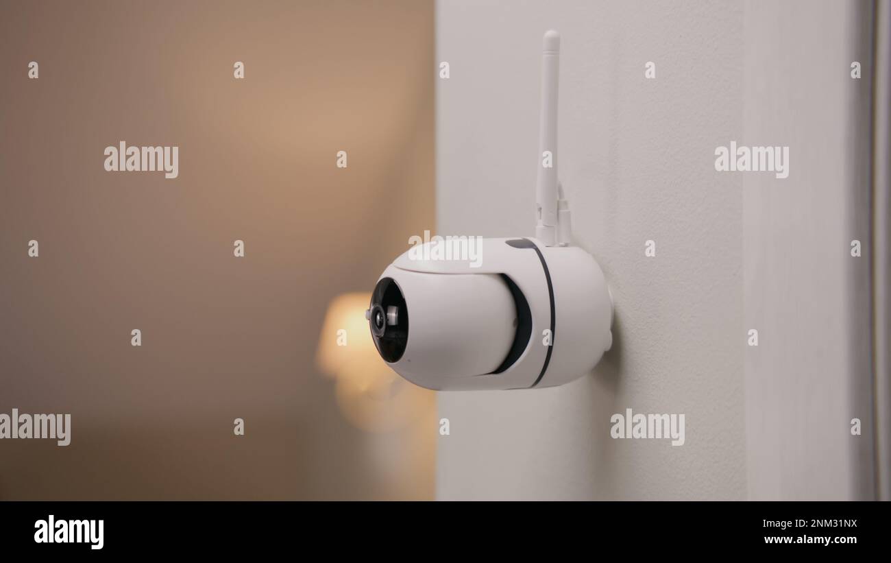 Primer plano de la cámara de seguridad instalada en la pared en el  apartamento moderno. Cámara CCTV con micrófono e indicador verde. Concepto  de sistema de monitoreo, vigilancia y privacidad personal Fotografía