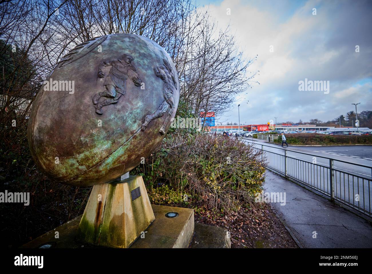 Instalación de arte de bola de rubí en la vista del antiguo estadio de Wigan Foto de stock