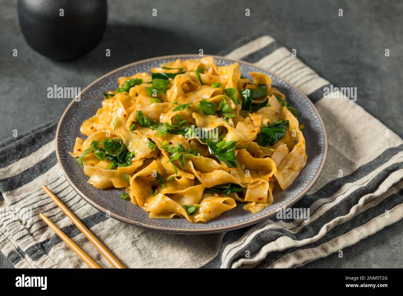 Fideos asiáticos caseros de Biangbiang con chile y salsa de soja Foto de stock