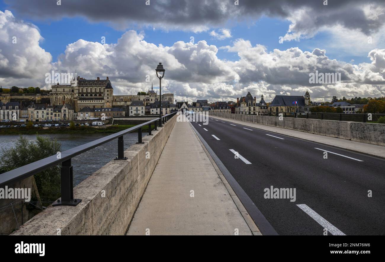 Puente sobre el Loira en Amboise, Francia Foto de stock