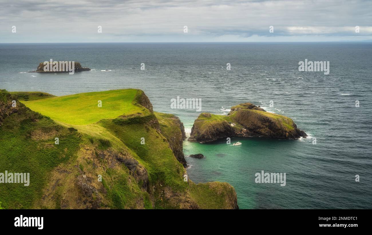 Carrick Un puente de cuerda Rede que conecta el continente y la pequeña isla. Causeway Coast y Wild Atlantic Way, Condado de Antrim, Irlanda del Norte Foto de stock