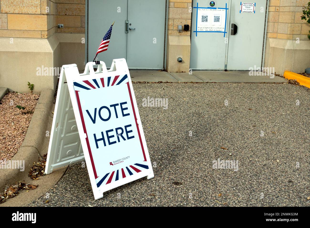 Letrero que designa el lugar de votación y la entrada del lugar de votación - Vote aquí. St Paul Minnesota MN EE.UU Foto de stock