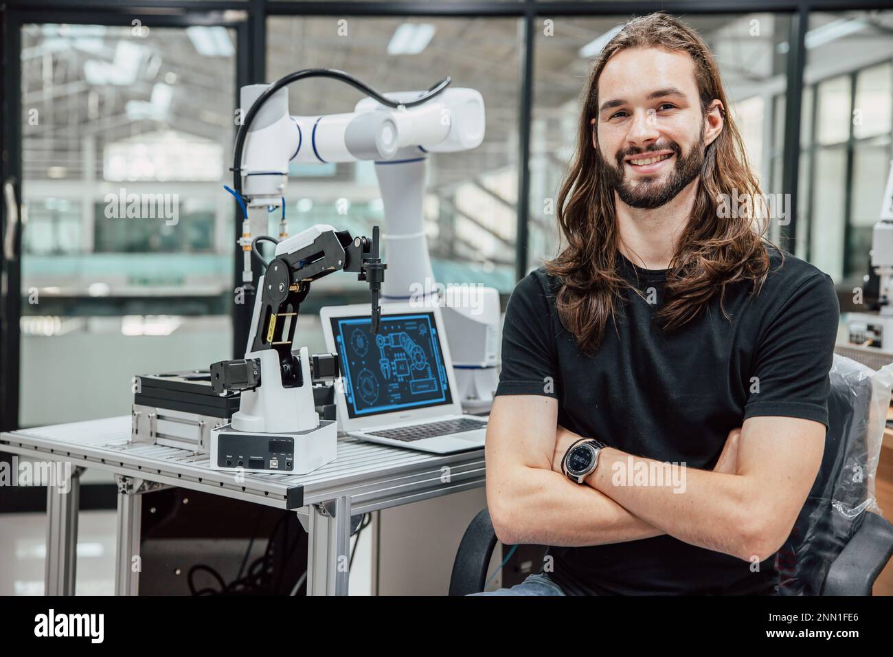 programador de ingeniero robot de retrato. equipo de investigación y desarrollo de laboratorio robótico jóvenes adolescentes. Foto de stock