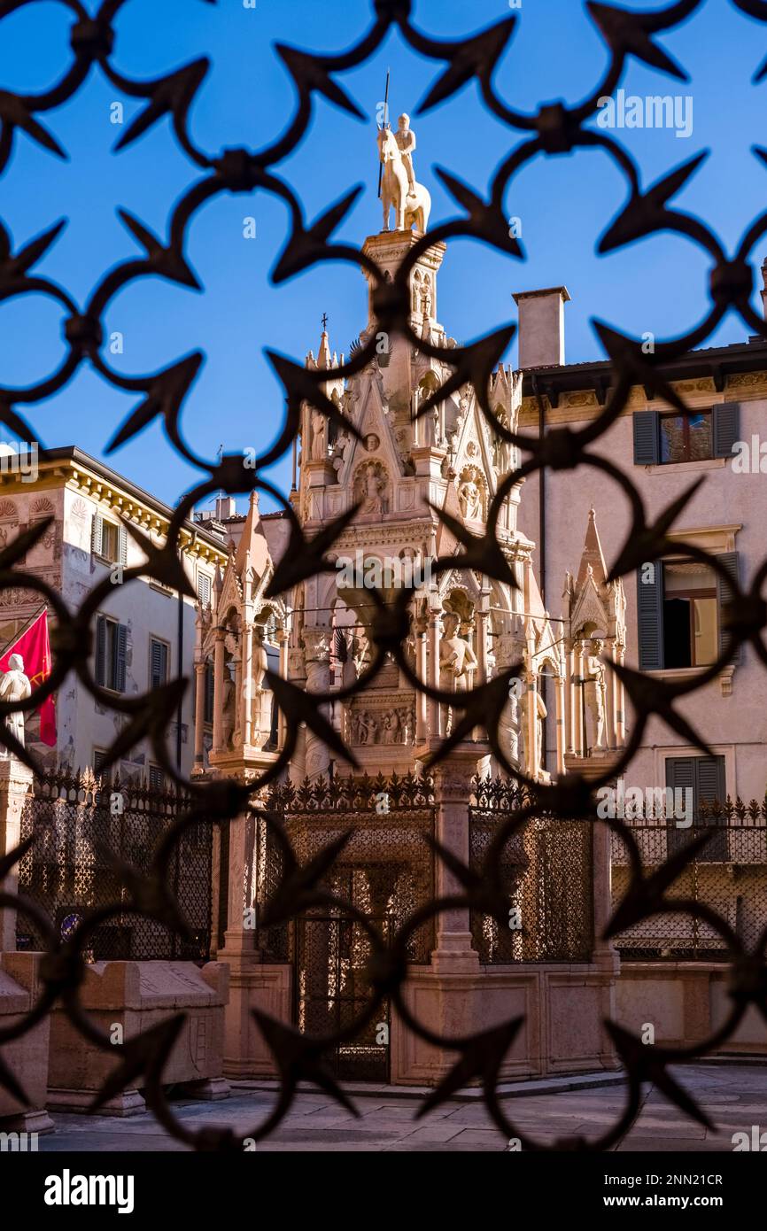 La tumba de Cansignorio Mastino II en el patio de las Tumbas Scaliger