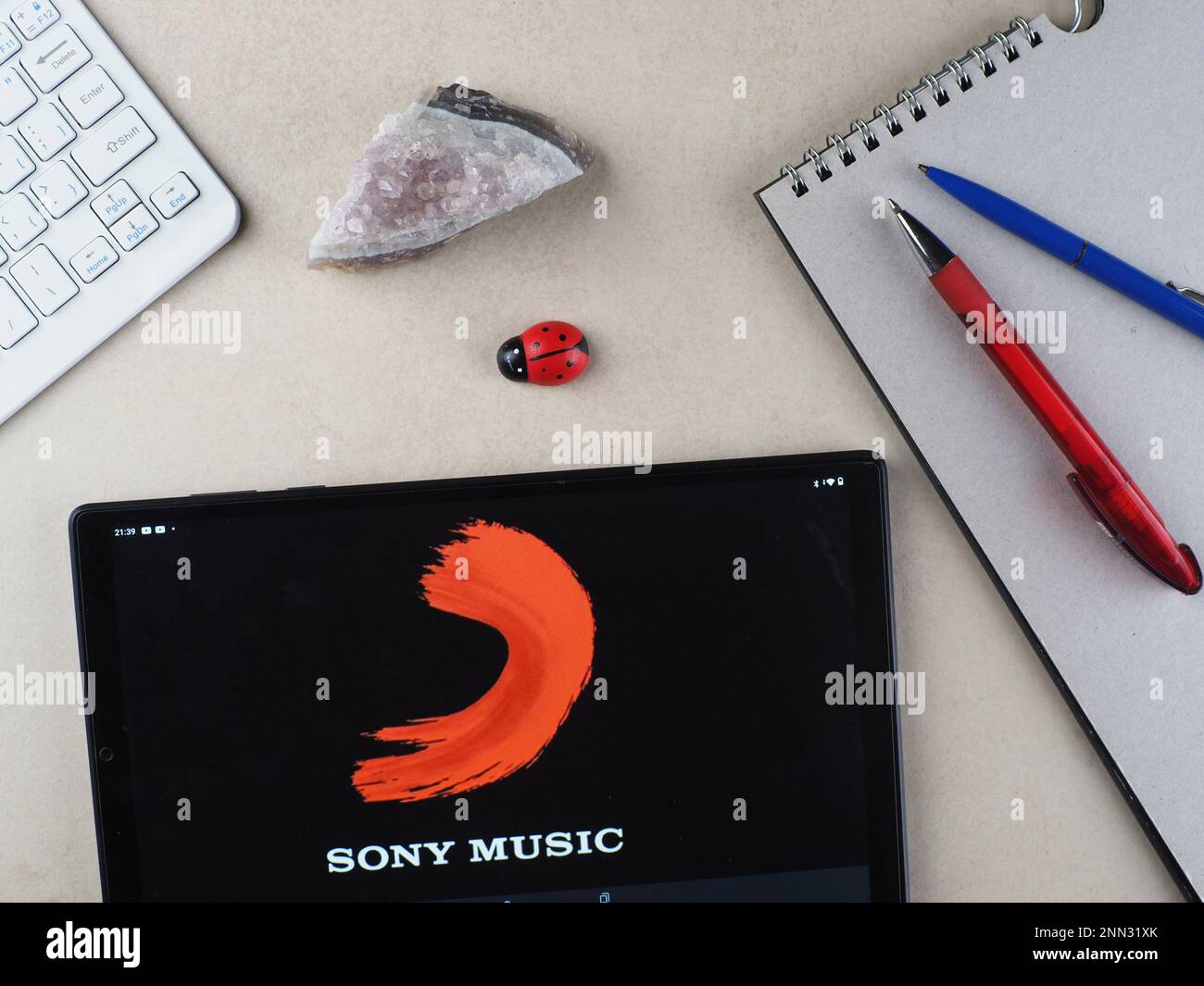 En esta ilustración fotográfica, el logotipo de Sony Music Entertainment (SME) se muestra en una tableta. Foto de stock