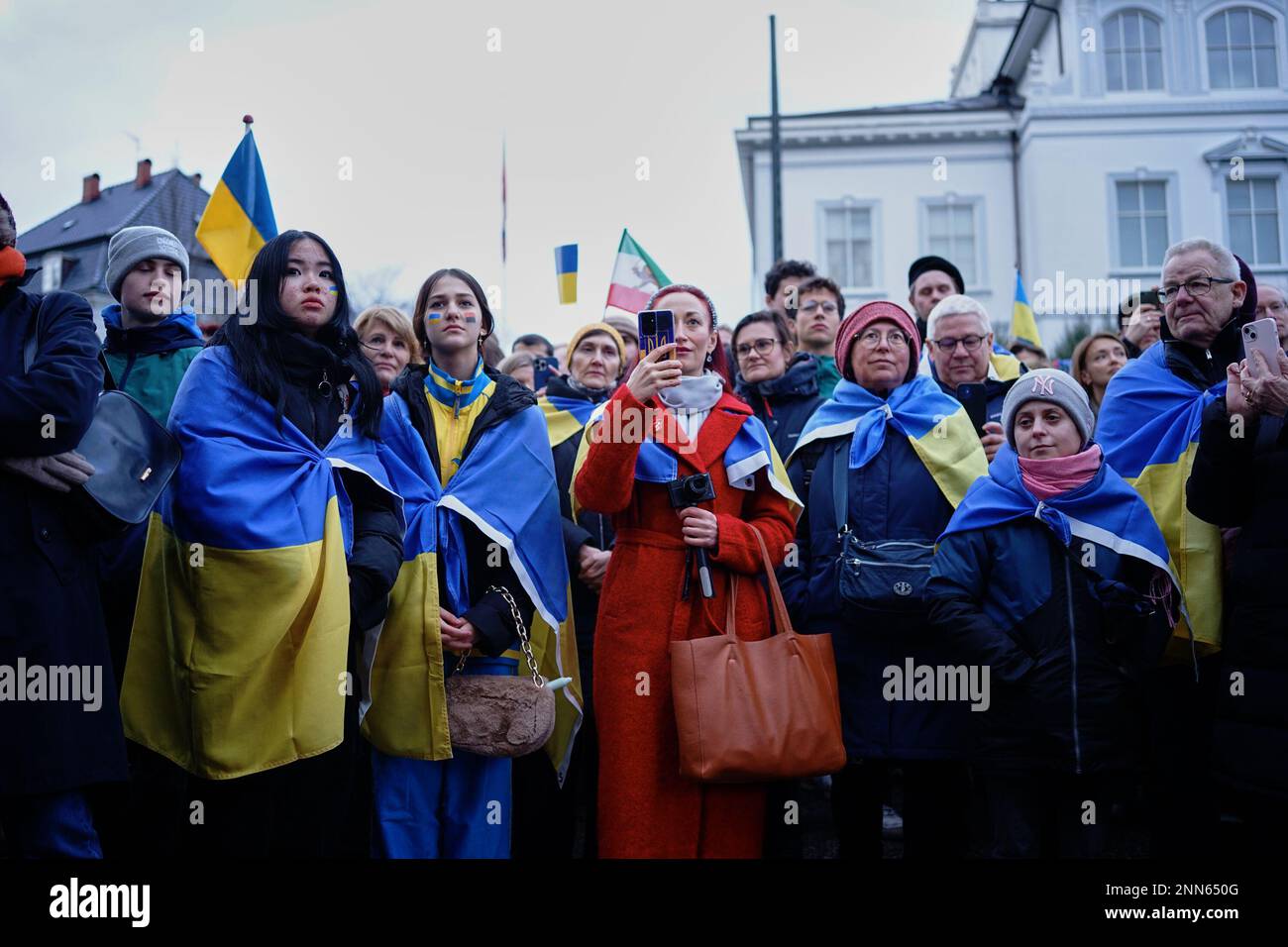Thibault Savary / Le Pictorium - Pro Ucrania manifestantes se reunieron frente a la Embajada de Rusia en Copenhague, Dinamarca. - 24/2/2023 - Dinamarca / Copenhague - Un centenar de apoyos ucranianos se reunieron el viernes 24 de febrero frente a la Embajada de Rusia en Copenhague para conmemorar el primer año del conflicto en presencia del primer ministro danés Mette Frederiksen y del embajador de Ucrania en Dinamarca, quién habló a la galería. Un video pregrabado de Volodolyr Zelenskyj fue proyectado en una pantalla gigante. Foto de stock