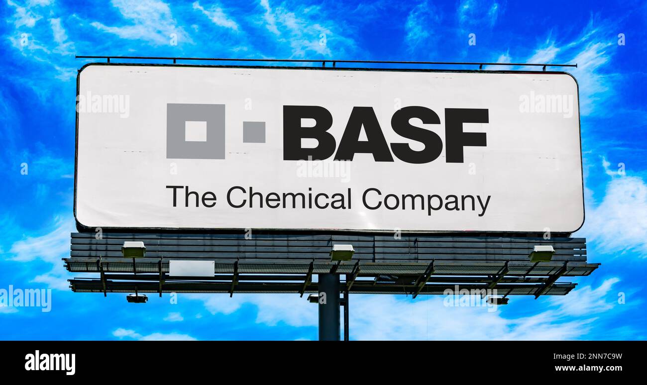 POZNAN, POL - 11 DE ENERO de 2023: Cartel publicitario con el logotipo de  BASF, una empresa química y el mayor productor de productos químicos del  mundo, headqu Fotografía de stock - Alamy