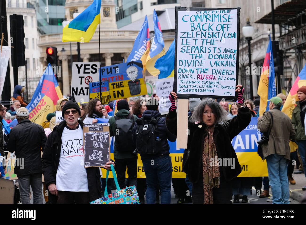 Great Portland Street, Londres, Reino Unido. 25th de febrero de 2023. Protesta de la coalición Stop the War en Londres contra la guerra en Ucrania. Crédito: Matthew Chattle/Alamy Live News Foto de stock