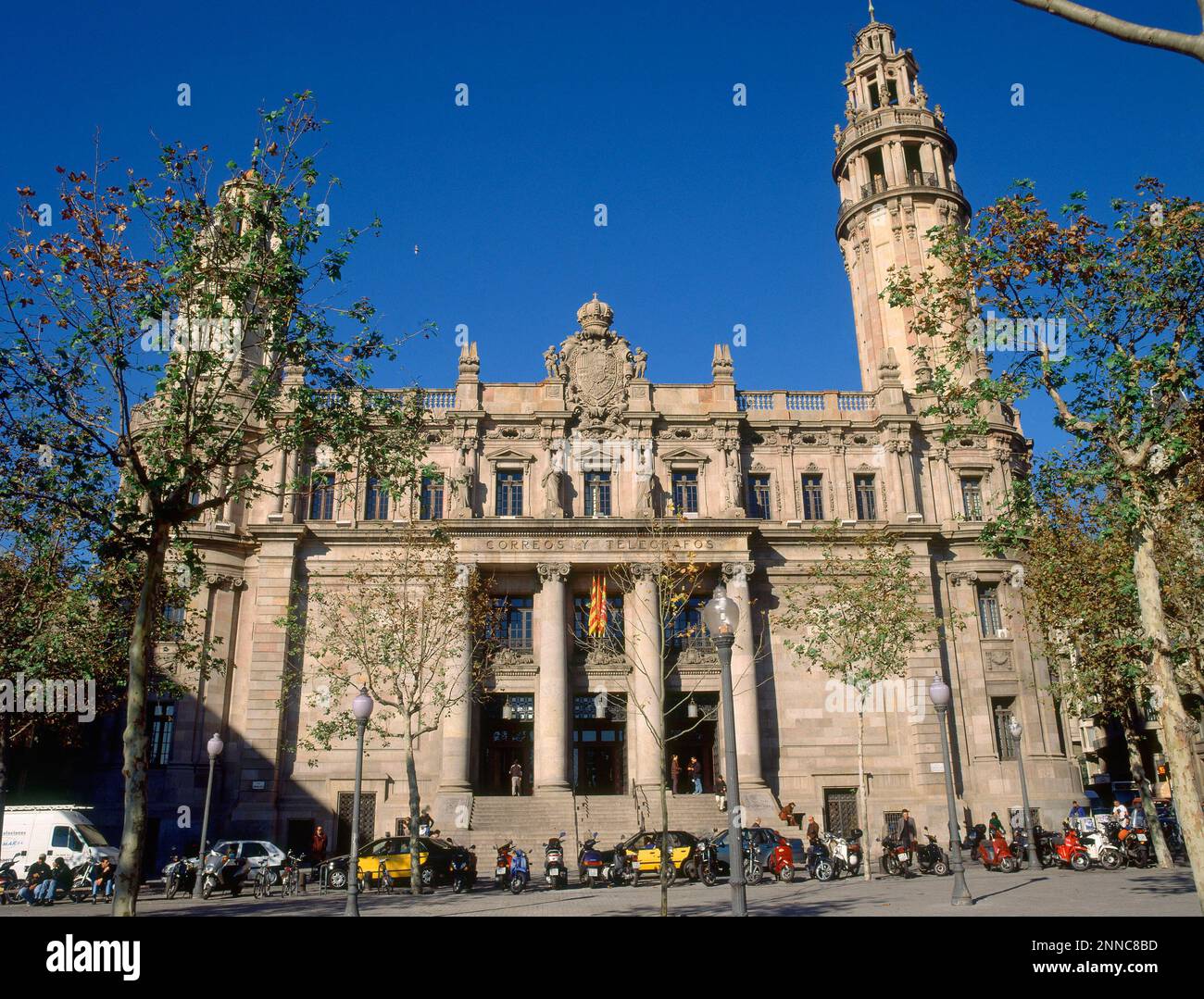 EDIFICIO DE CORREOS Y TELEGRAFOS REALIZADO EN 1927 Y SITUADO EN LA PLAZA DE ANTONIO LOPEZ 1. AUTOR: JAUME TORRES I GRAU 1879-945 / JOSEP GODAY. UBICACIÓN: EDIFICIO DE CORREOS Y TELEGRAFOS. Barcelona. ESPAÑA. Foto de stock