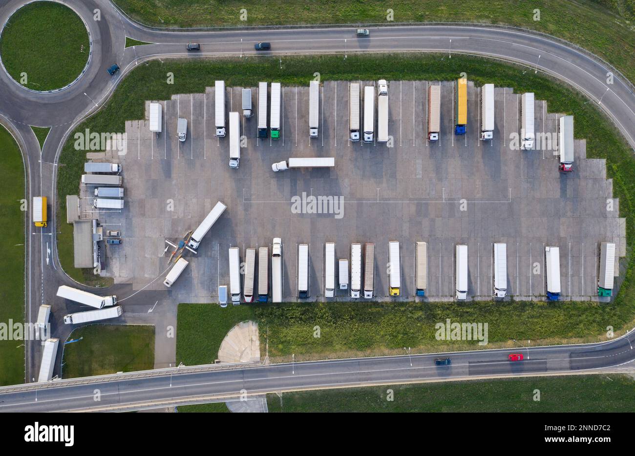 Aparcamiento para camiones en el centro logístico. Vista aérea Foto de stock