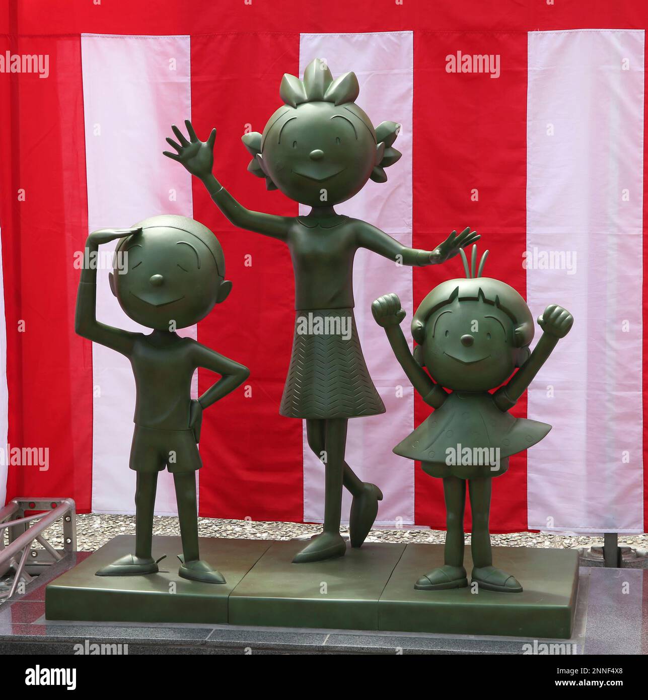 Bronze statues of Sazaesan (C), Katsuokun (L), and Wakamechan (R