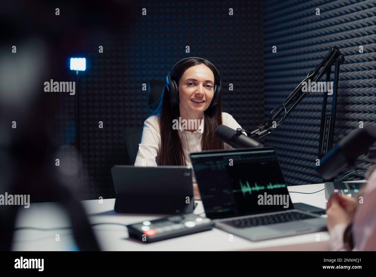 Locutor de radio hablando con invitado Fotografía de stock - Alamy