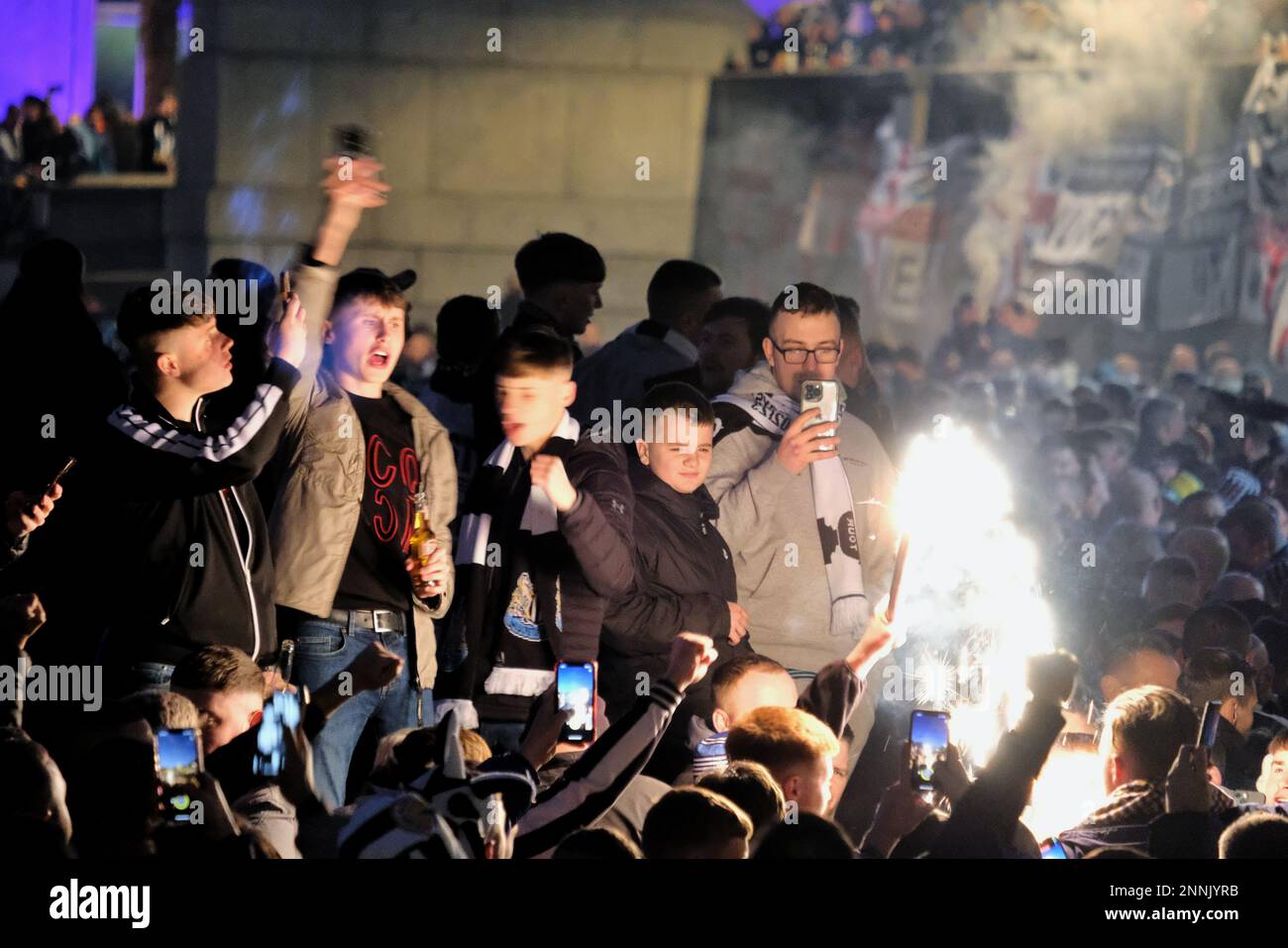 Londres, Reino Unido. 25th de febrero de 2023. Miles de aficionados al fútbol de Newcastle se reúnen en Trafalgar Square antes de la final de la Copa Carabao (Copa EFL) el domingo, donde los Magpies se enfrentan al Manchester United. Crédito: Undécima hora de fotografía/Alamy Live News Foto de stock
