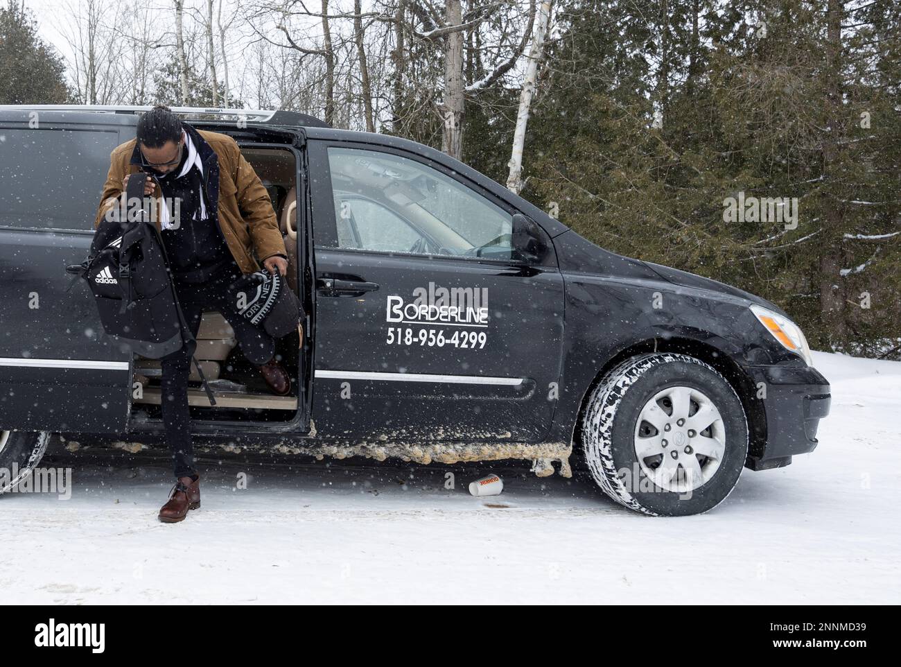 Un solicitante de asilo llega en taxi para cruzar a Canadá desde la