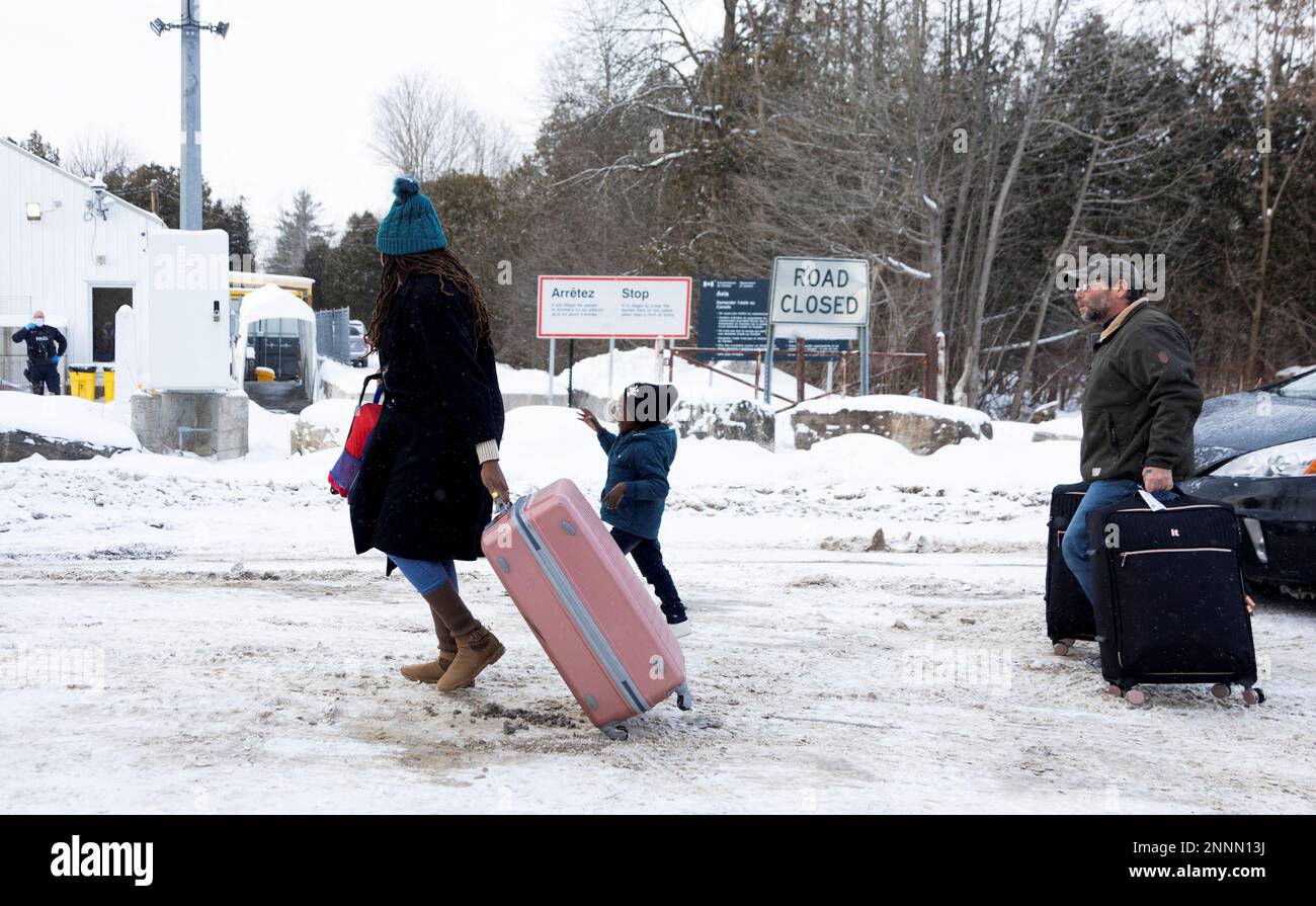 Los solicitantes de asilo llegan en taxi para cruzar a Canadá desde la