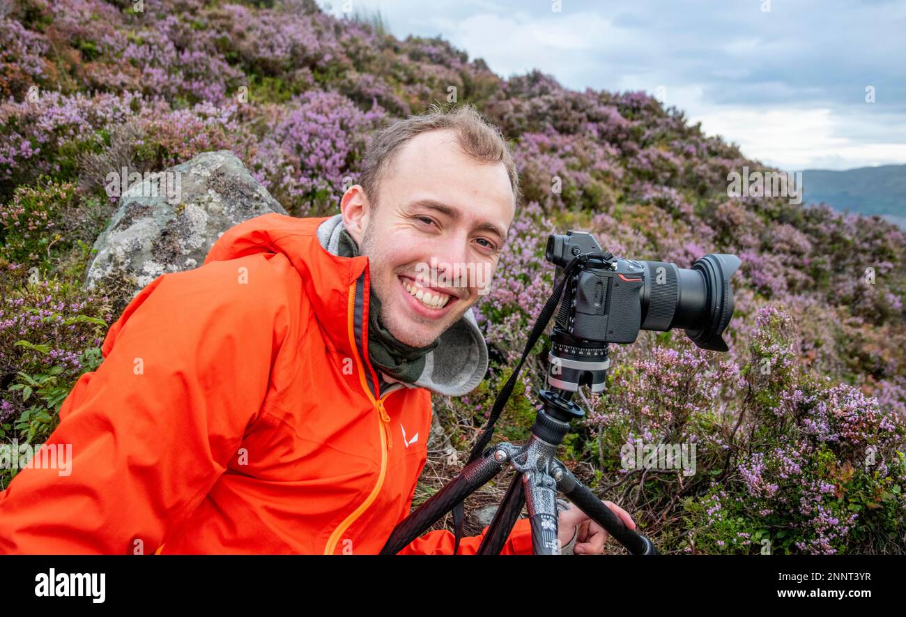 Fotógrafo sonriendo a la cámara, Ben aan, los Trossachs, Tierras Altas de Escocia, Escocia, Reino Unido Foto de stock