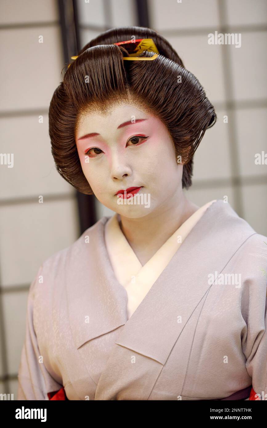 Traje de geisha fotografías e imágenes de alta resolución - Página 3 - Alamy