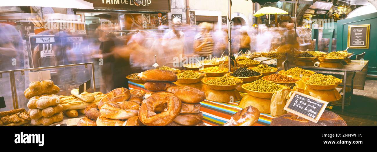 Foto de larga exposición de puesto de mercado con comida, Annecy, Auvernia-Ródano-Alpes, Francia Foto de stock