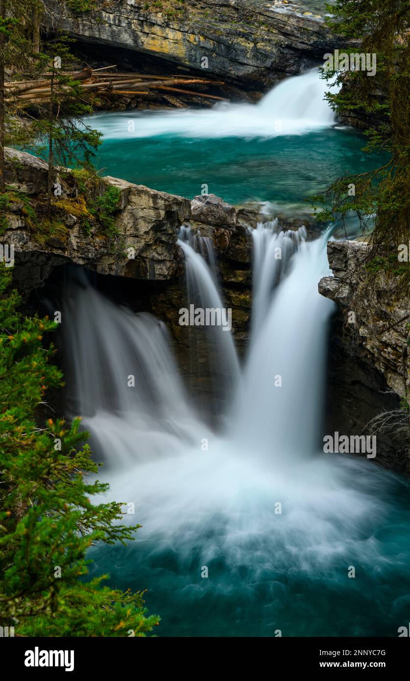 Paisaje con cascada, Johnston Creek Canyon, Alberta, Canadá Foto de stock