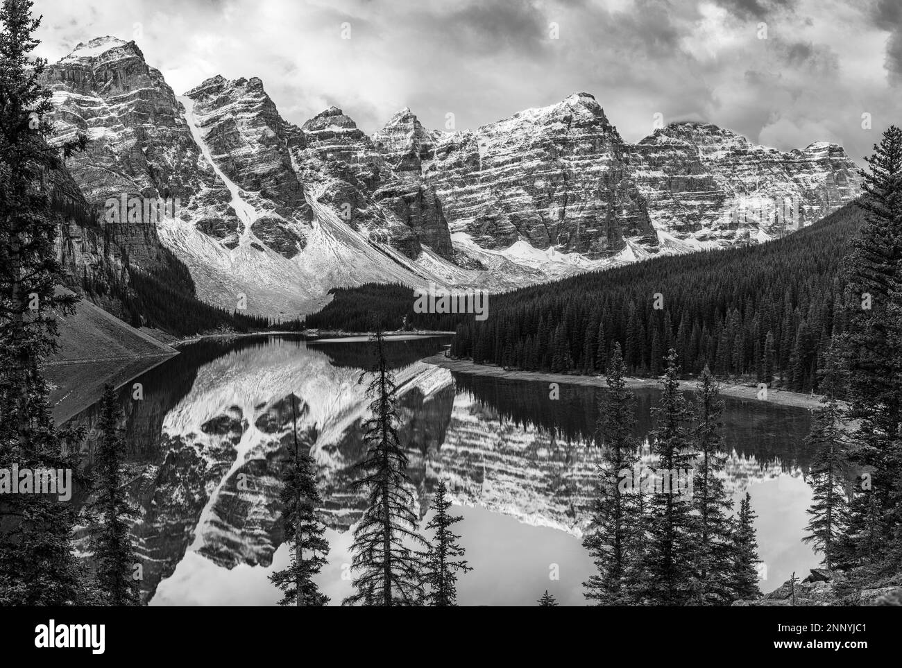Paisaje con lago y cadena montañosa, Lago Moraine, Valle de los Diez Picos, Alberta, Canadá Foto de stock