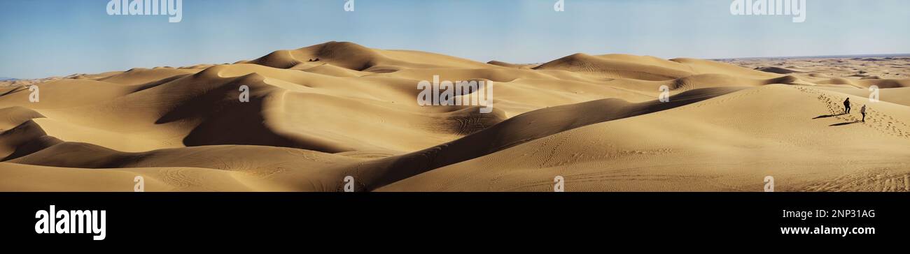 Gente caminando en el desierto, Imperial Sand, California, Estados Unidos Foto de stock