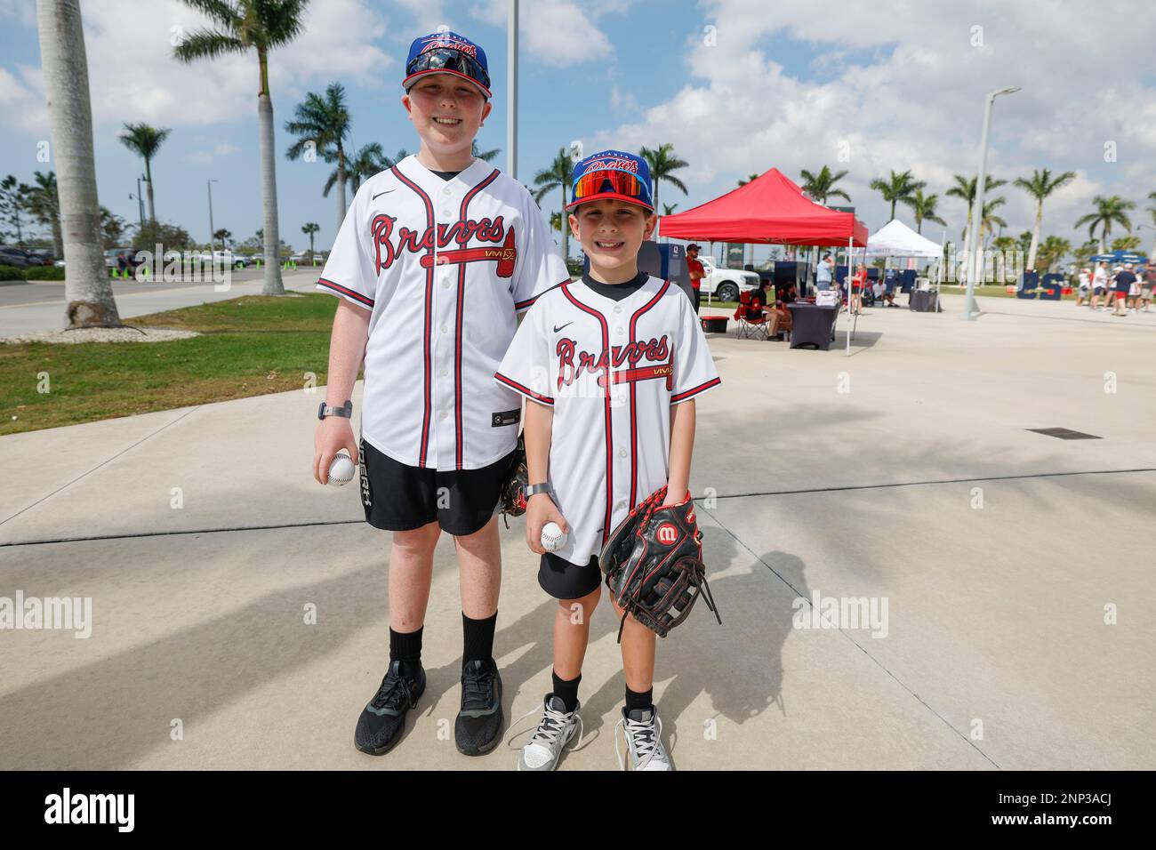 North Port FL USA: Los jóvenes fanáticos posan con los New Jerseys y pelotas de béisbol que compraron en la Tienda de fans antes de un juego de entrenamiento de primavera de la MLB entre los Atla Foto de stock