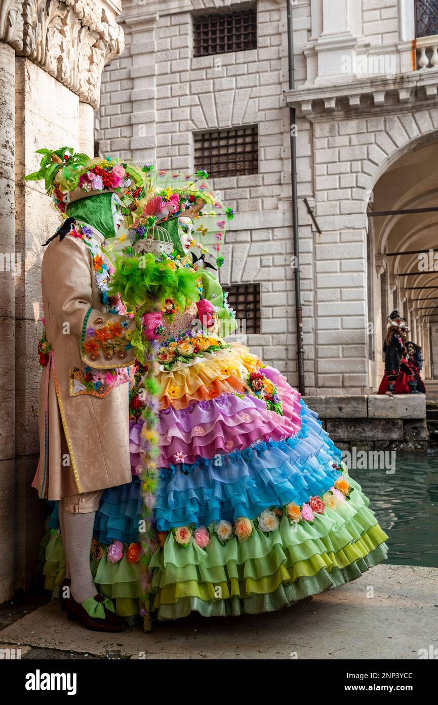 Manos con guantes blancos de seda y grandes anillos de diamantes disfraz en  Carnaval de Venecia Fotografía de stock - Alamy