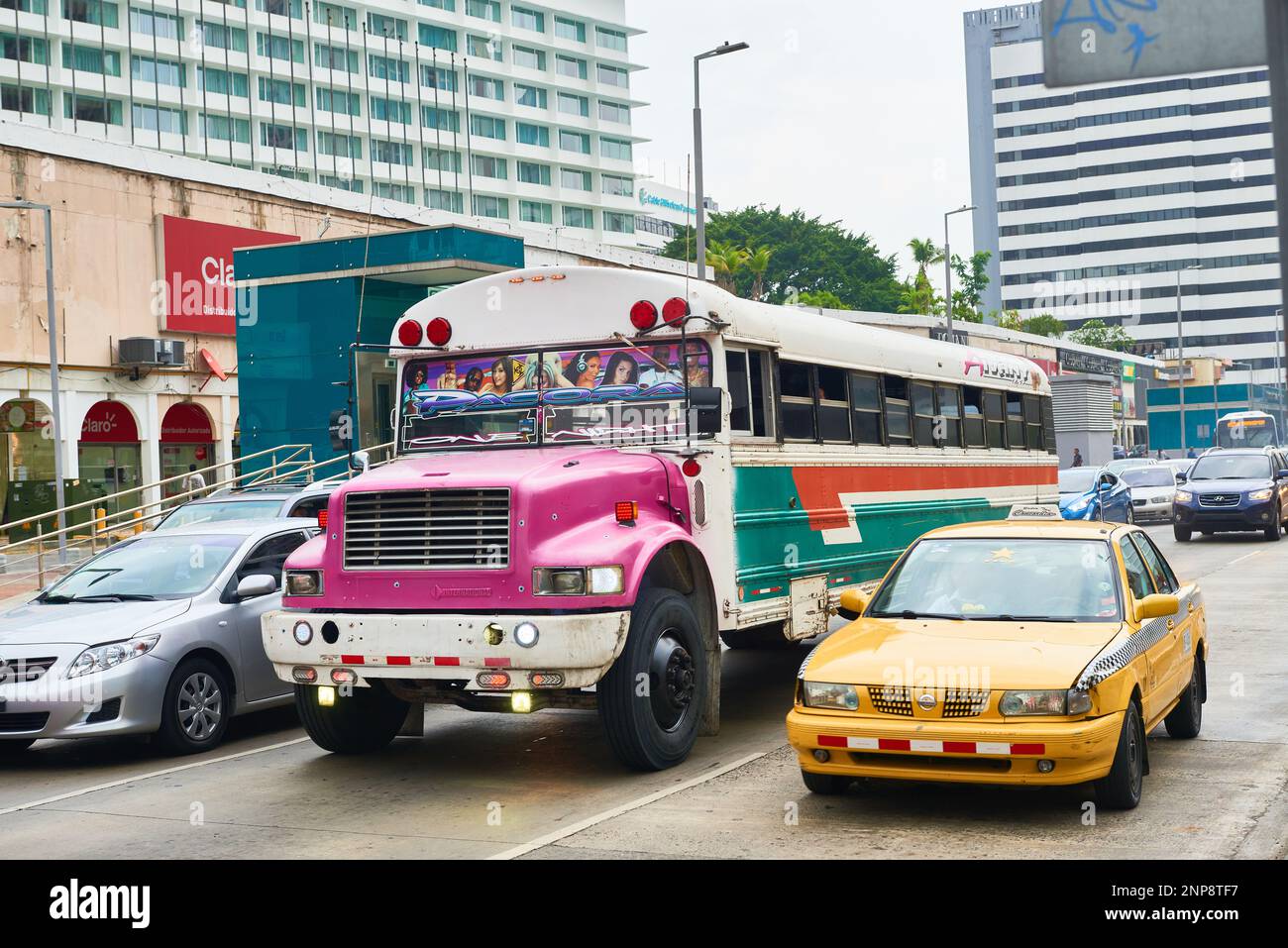 Bus y Taxi típico colorista en Ciudad de Panamá, República de Panamá
