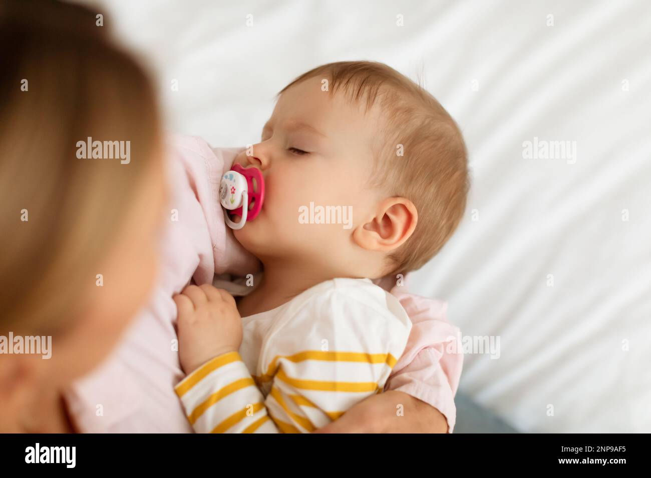 Chupete de bebés fotografías e imágenes de alta resolución - Página 4 -  Alamy