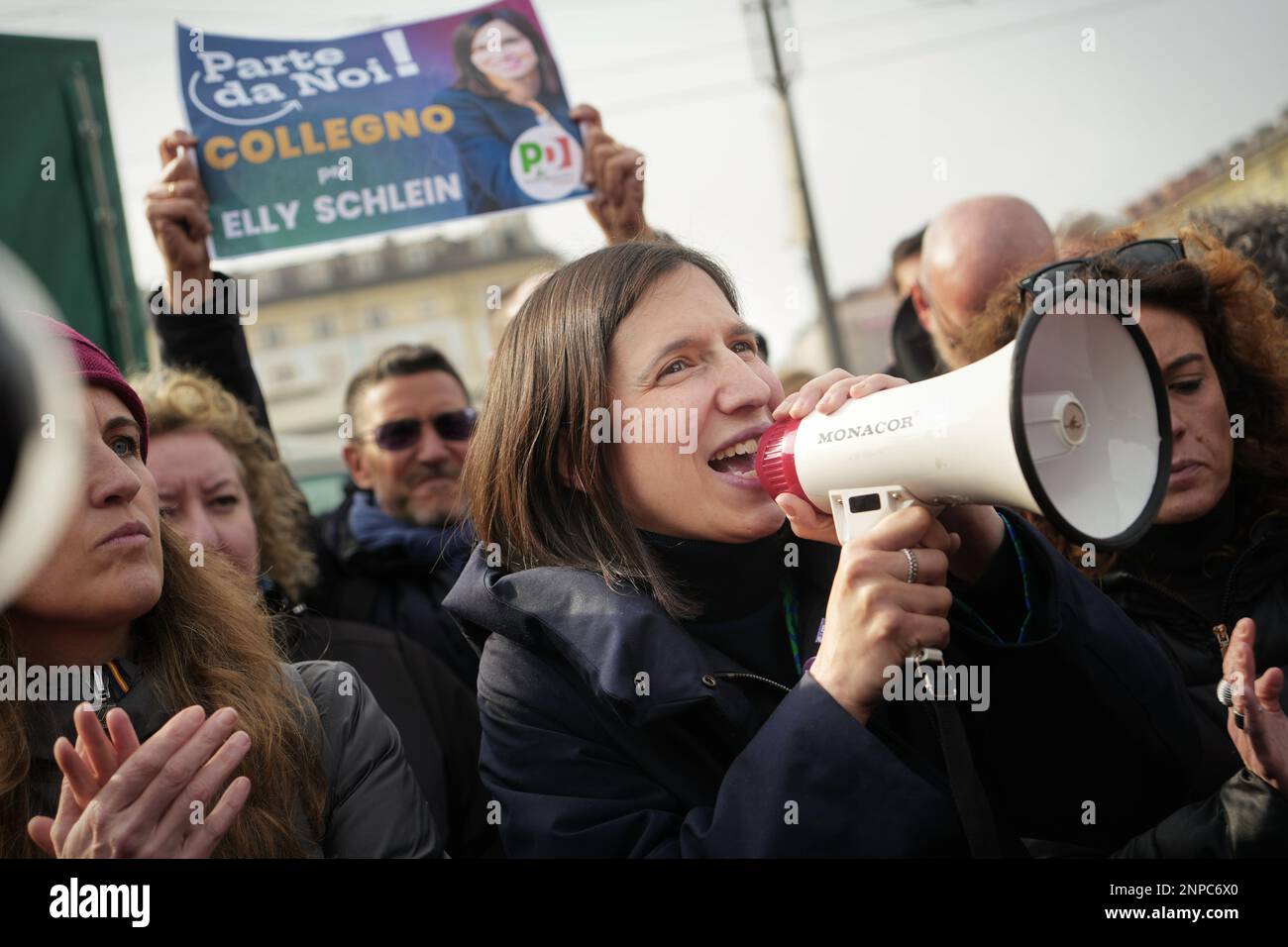 Elly Schlein, la gira del candidato del Partido Demócrata para secretaria del partido en las primarias del 26 de febrero. Turín, Italia - Febrero 2023 Foto de stock