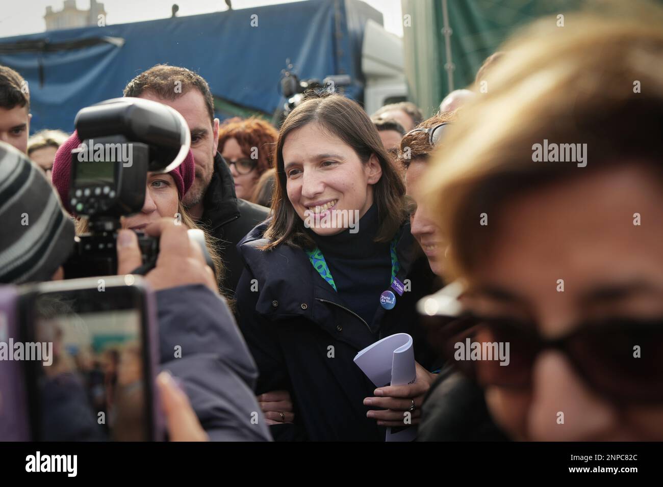 Elly Schlein, la gira del candidato del Partido Demócrata para secretaria del partido en las primarias del 26 de febrero. Turín, Italia - Febrero 2023 Foto de stock