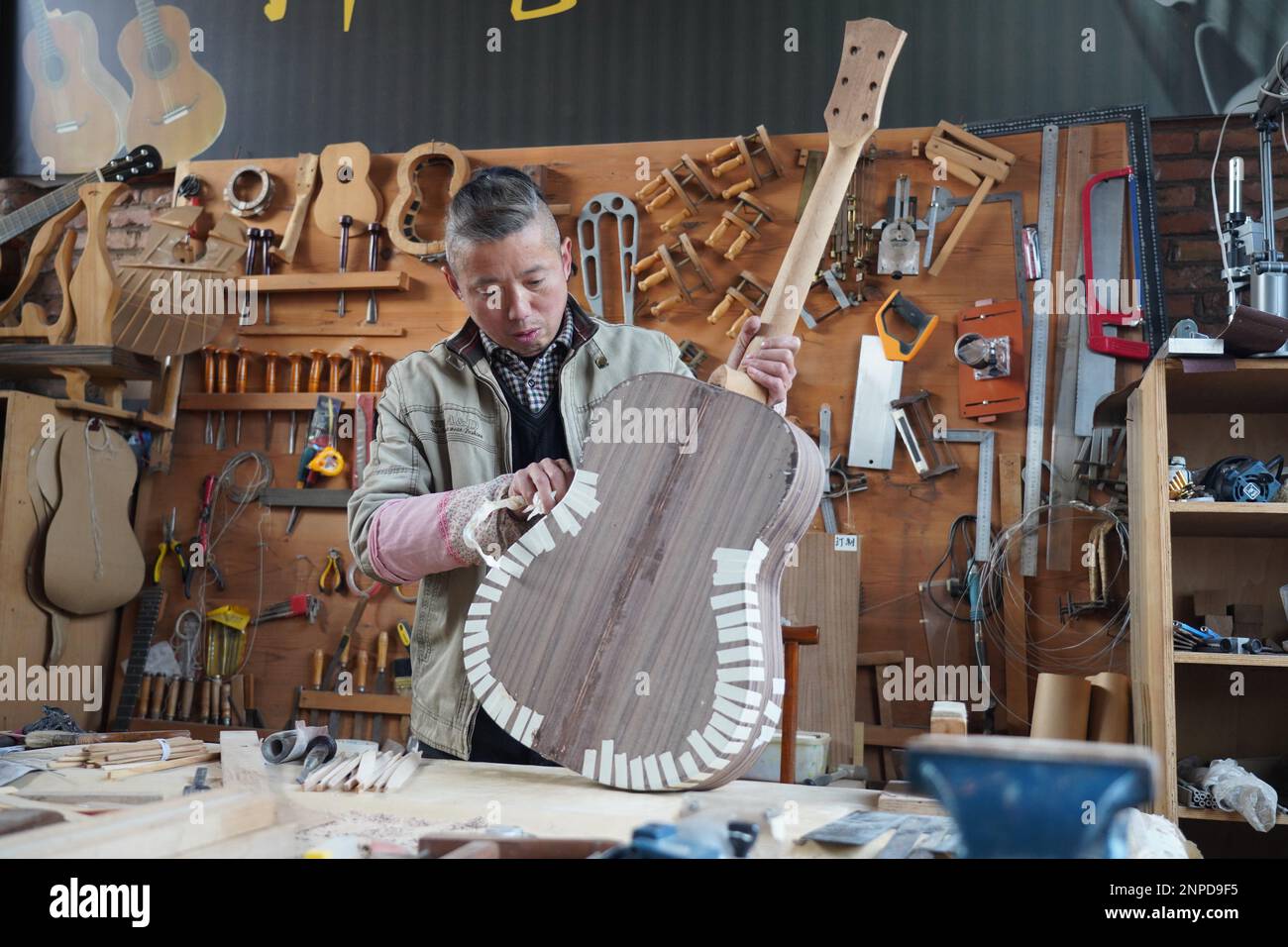 Fabricantes de guitarras fotografías e imágenes de alta resolución - Alamy