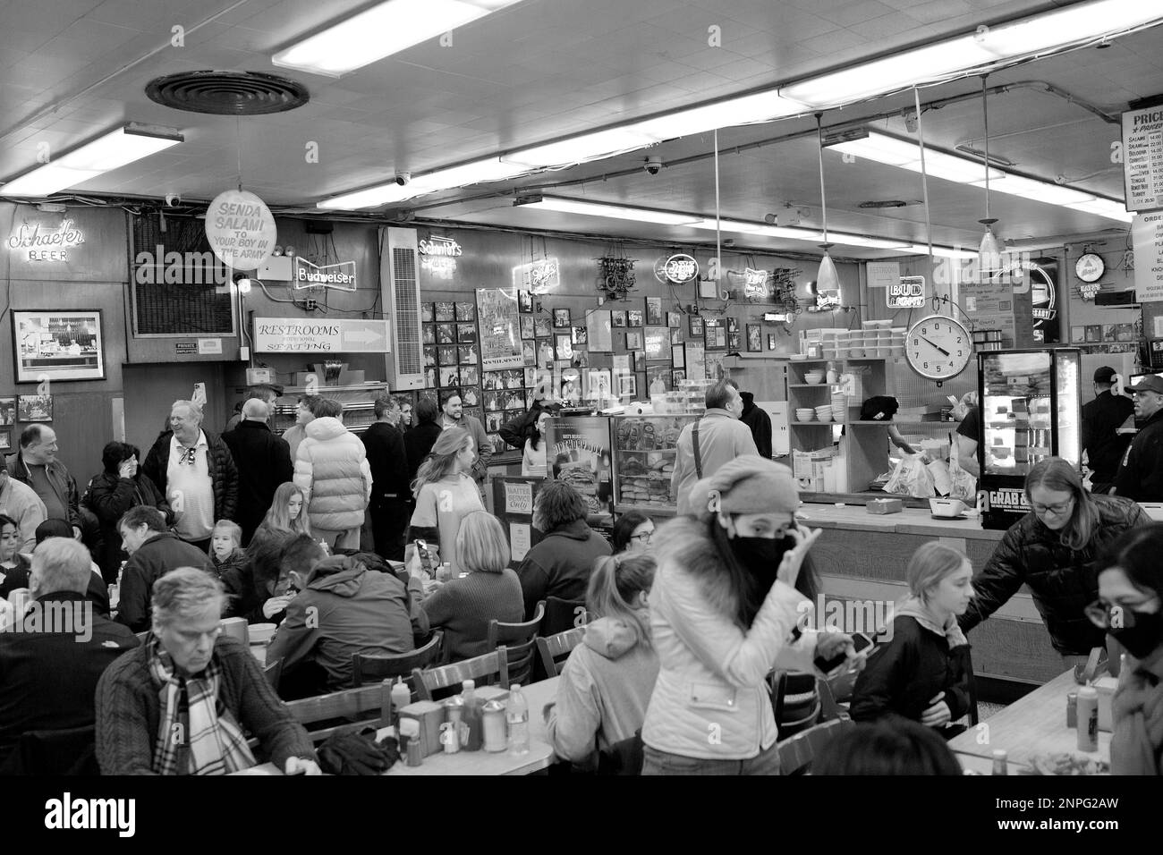 El mundialmente famoso Katz's Delicatessen, ubicado en el lado este inferior de Manhattan, Nueva York, EE.UU.. Delicatessen sin lujos con servicio teatral de manivela Foto de stock