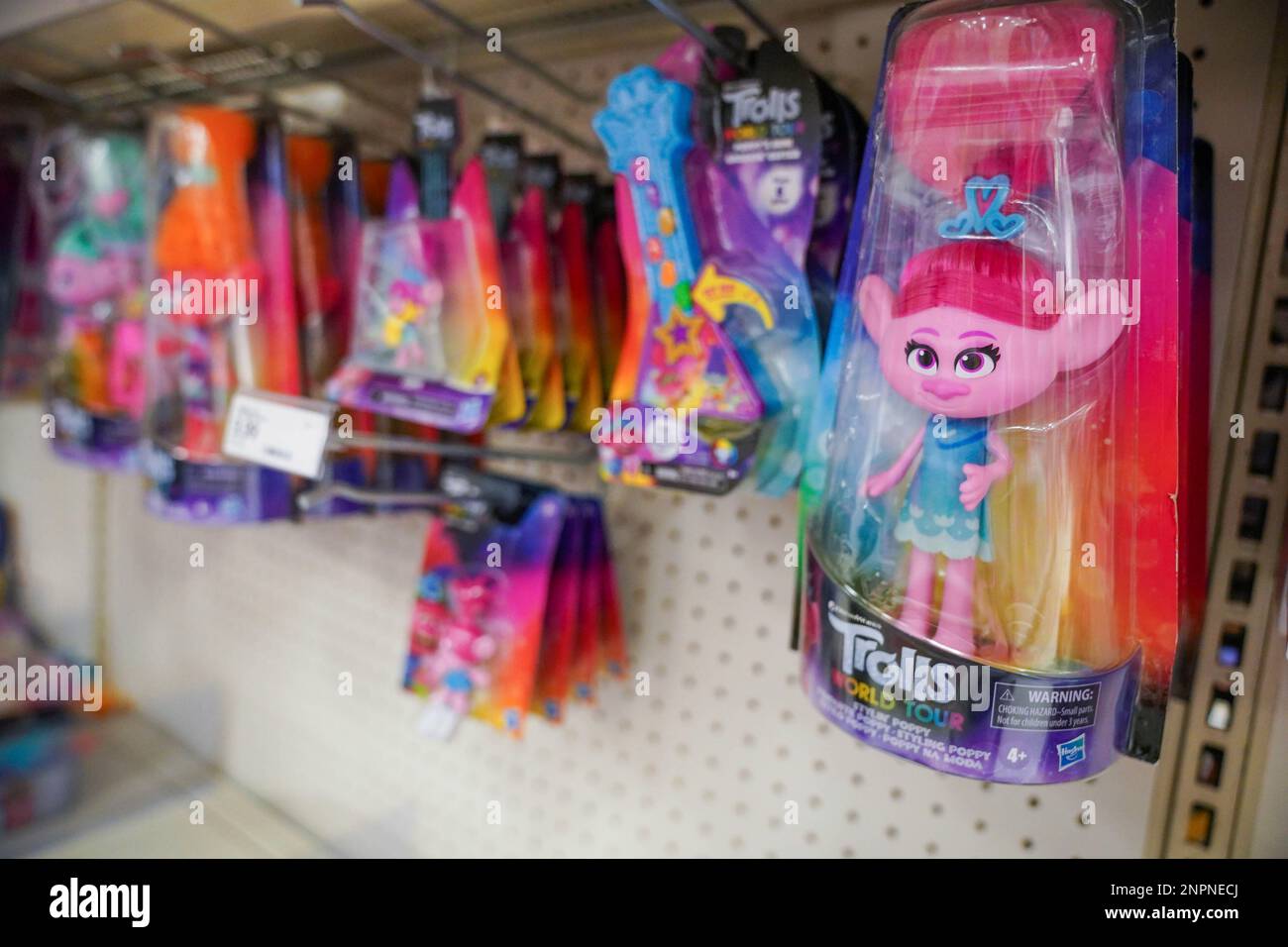 Una vista de los juguetes “Trolls” dentro de un almacén en Flushing,  Queens, Nueva York el 7 de agosto de 2020. Hasbro quitando la muñeca Trolls  de las tiendas después de quejas