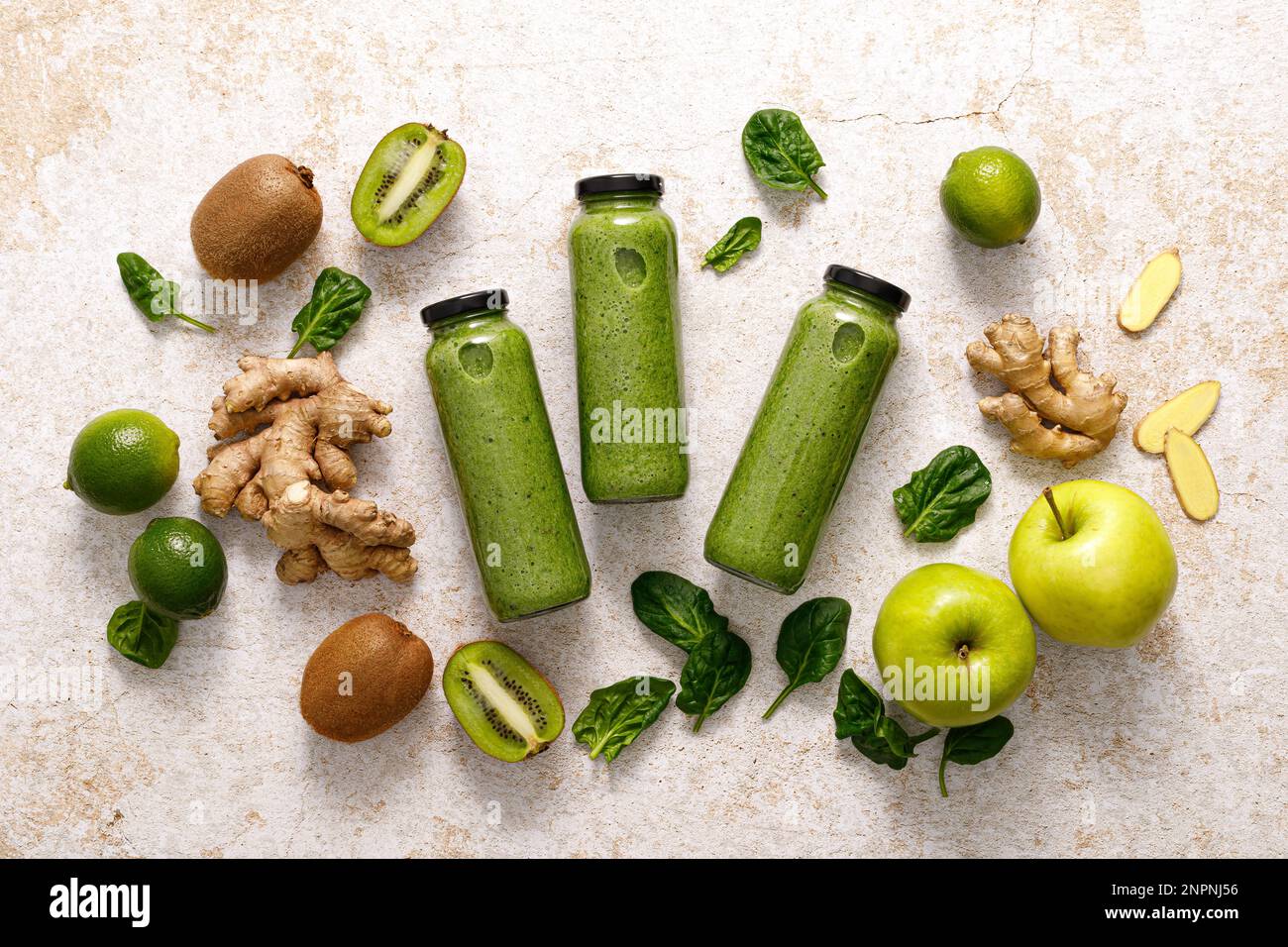 Batido. Batido de espinacas desintoxicadas frescas y saludables con manzana  verde, kiwi y jengibre en botellas sobre una mesa. Dieta saludable comida  vegana llena de antioxidos Fotografía de stock - Alamy