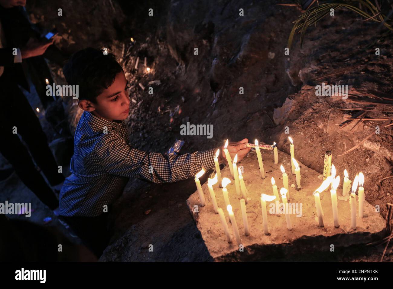 Representación mantener Productividad Bagdad, Irak. 26th de febrero de 2023. Un niño enciende velas para pedir deseos cerca del santuario de Al-Khidr durante la fiesta de Khidr Elías, celebrada cada año en febrero por el Representación mantener Productividad Bagdad, Irak. 26th de febrero de 2023. Un niño enciende velas para pedir deseos cerca del santuario de Al-Khidr durante la fiesta de Khidr Elías, celebrada cada año en febrero por el