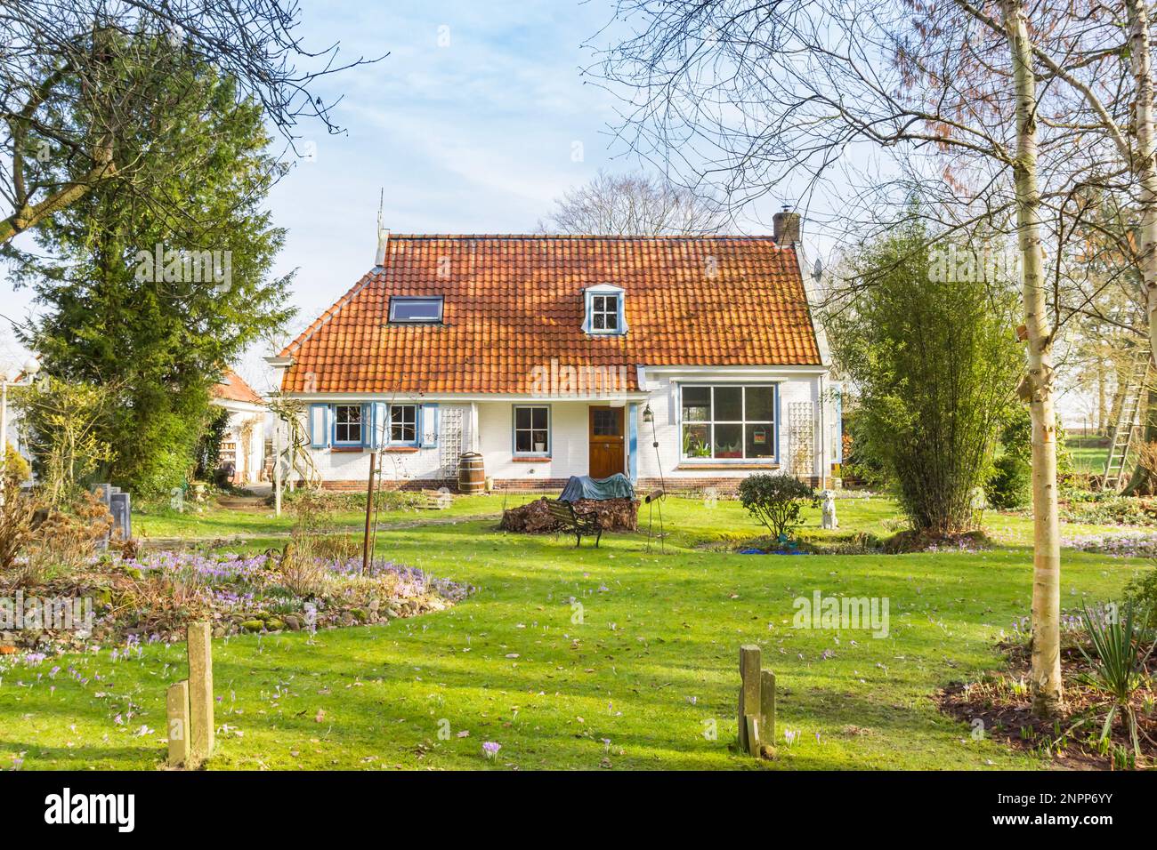 Casa blanca tradicional en un pueblo en Groningen rural, Países Bajos Foto de stock