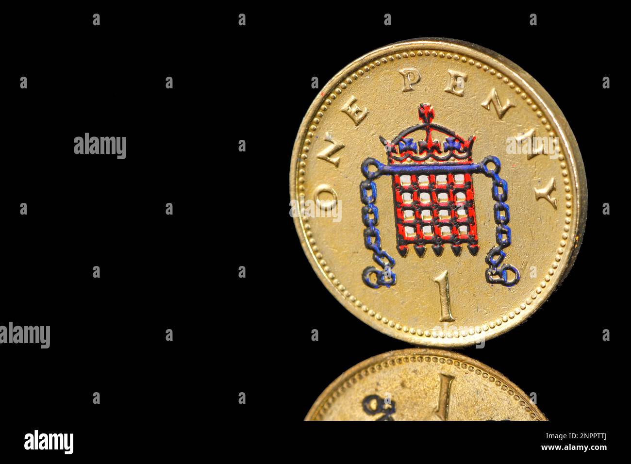 Una moneda de un centavo coloreada del reino unido con un portcullis coronado con cadenas Foto de stock