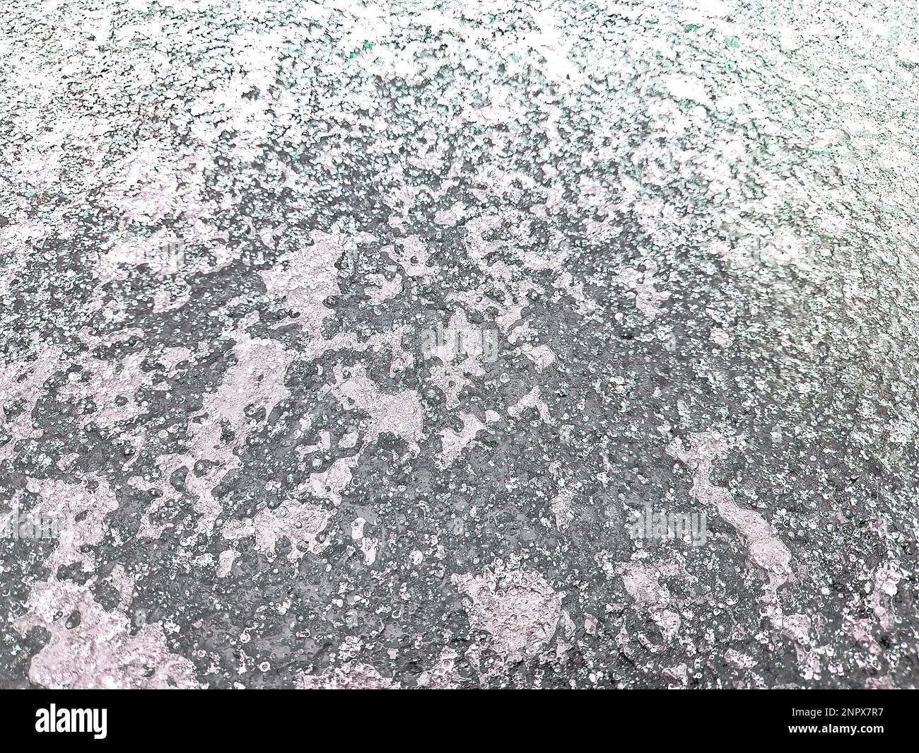 Cerca de la capa de hielo en el parabrisas de un automóvil Foto de stock