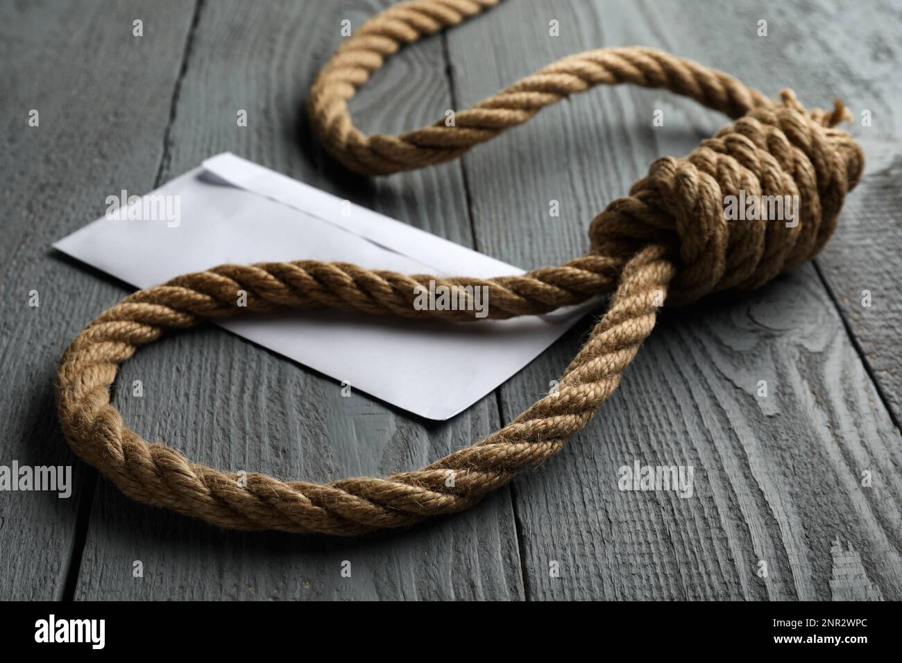Soga de cuerda y sobre en blanco sobre mesa de madera gris, closeup  Fotografía de stock - Alamy