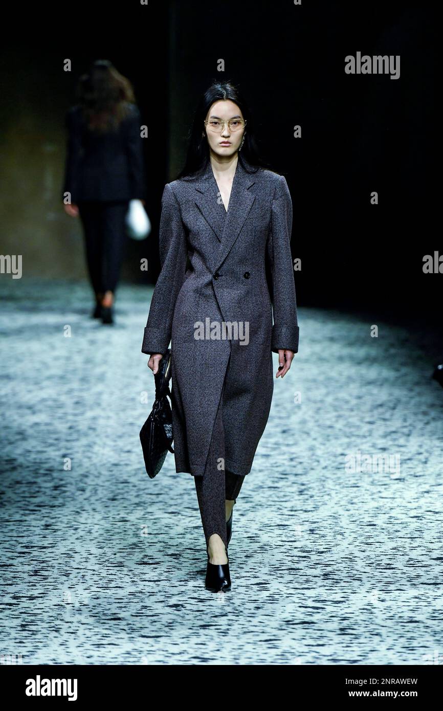 Milán, Italia. 25th de febrero de 2023. Modelos en la pasarela en el  desfile de Bottega Veneta durante el desfile de moda Otoño Invierno 2023  Collections Fashion Show en la Semana de