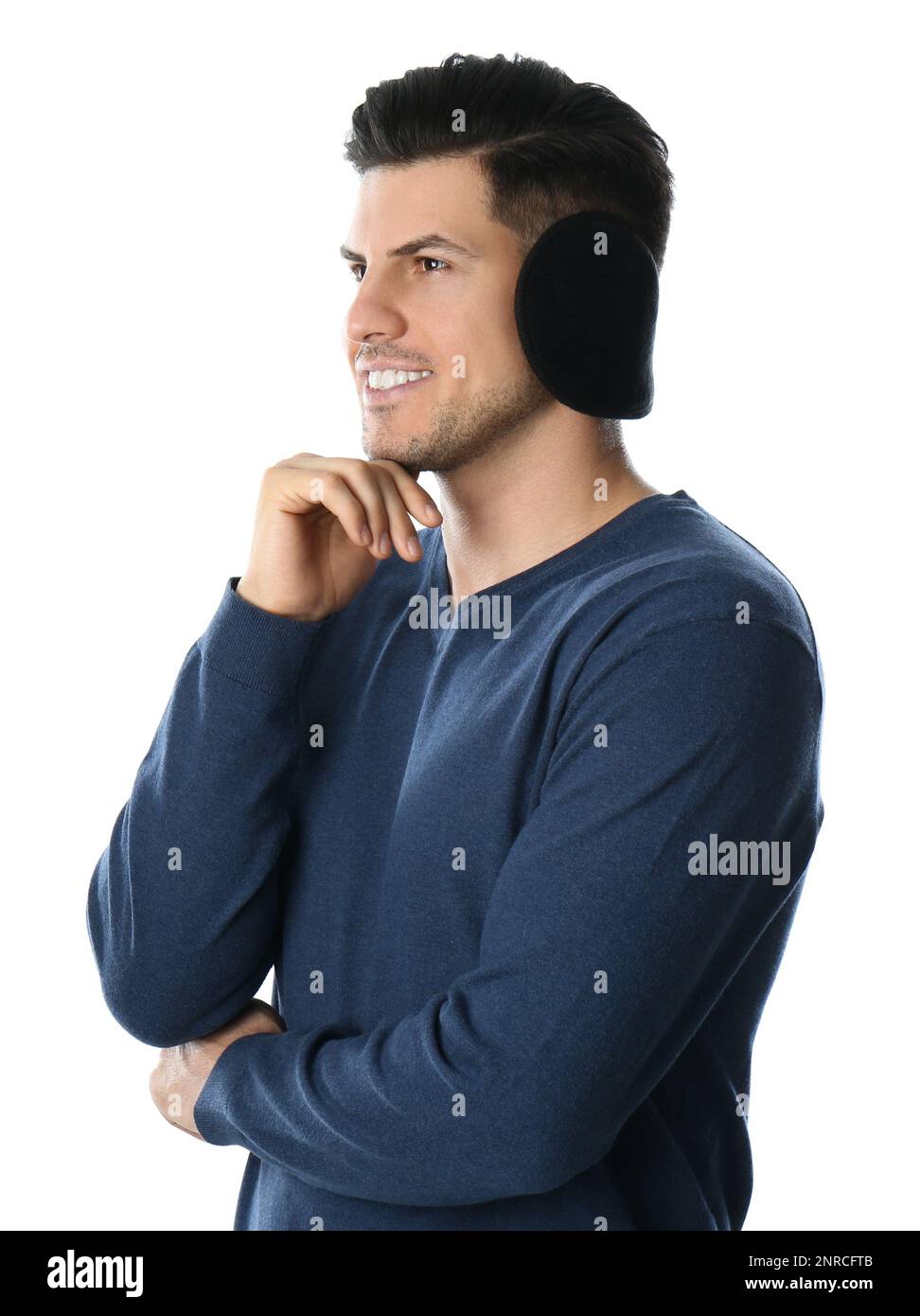 Hombre que lleva orejeras con estilo sobre fondo blanco Fotografía