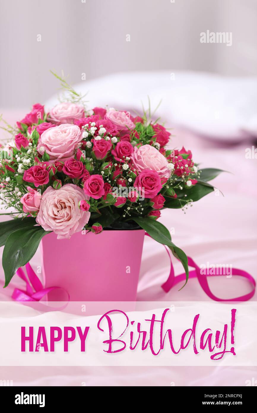 Feliz cumpleaños! Hermoso ramo de flores en caja de regalo de papel  Fotografía de stock - Alamy