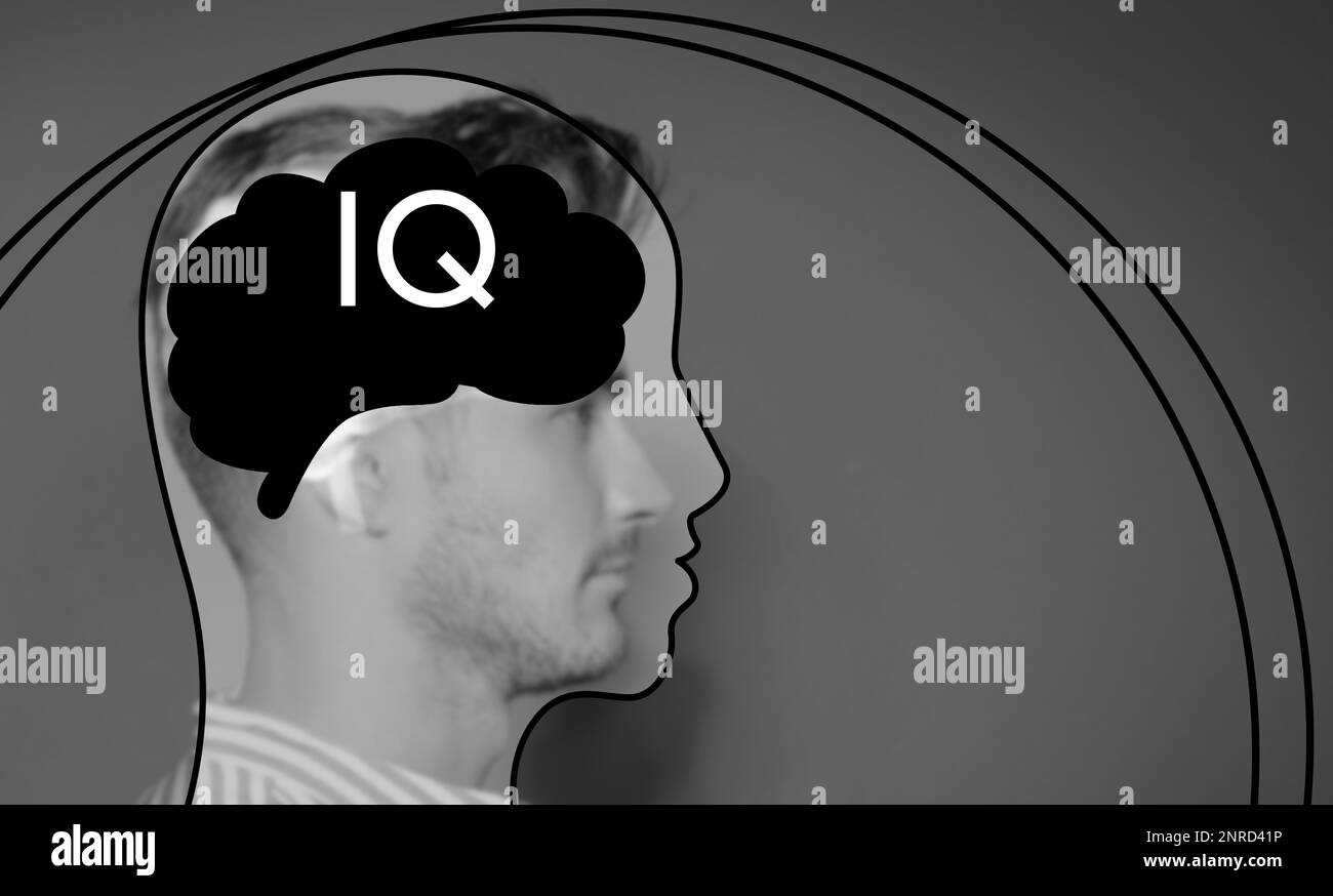 Cabeza ilustrada con cerebro y visión borrosa del hombre sobre fondo gris. Prueba de CI Foto de stock