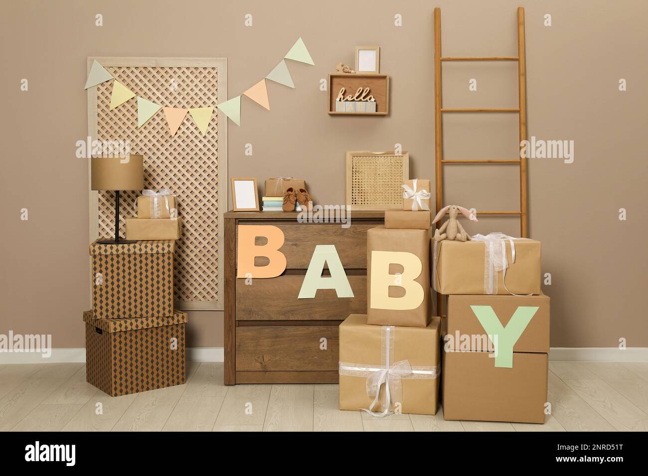 Cajas de regalo y juguetes en la habitación decoradas para la fiesta de baby  shower Fotografía de stock - Alamy