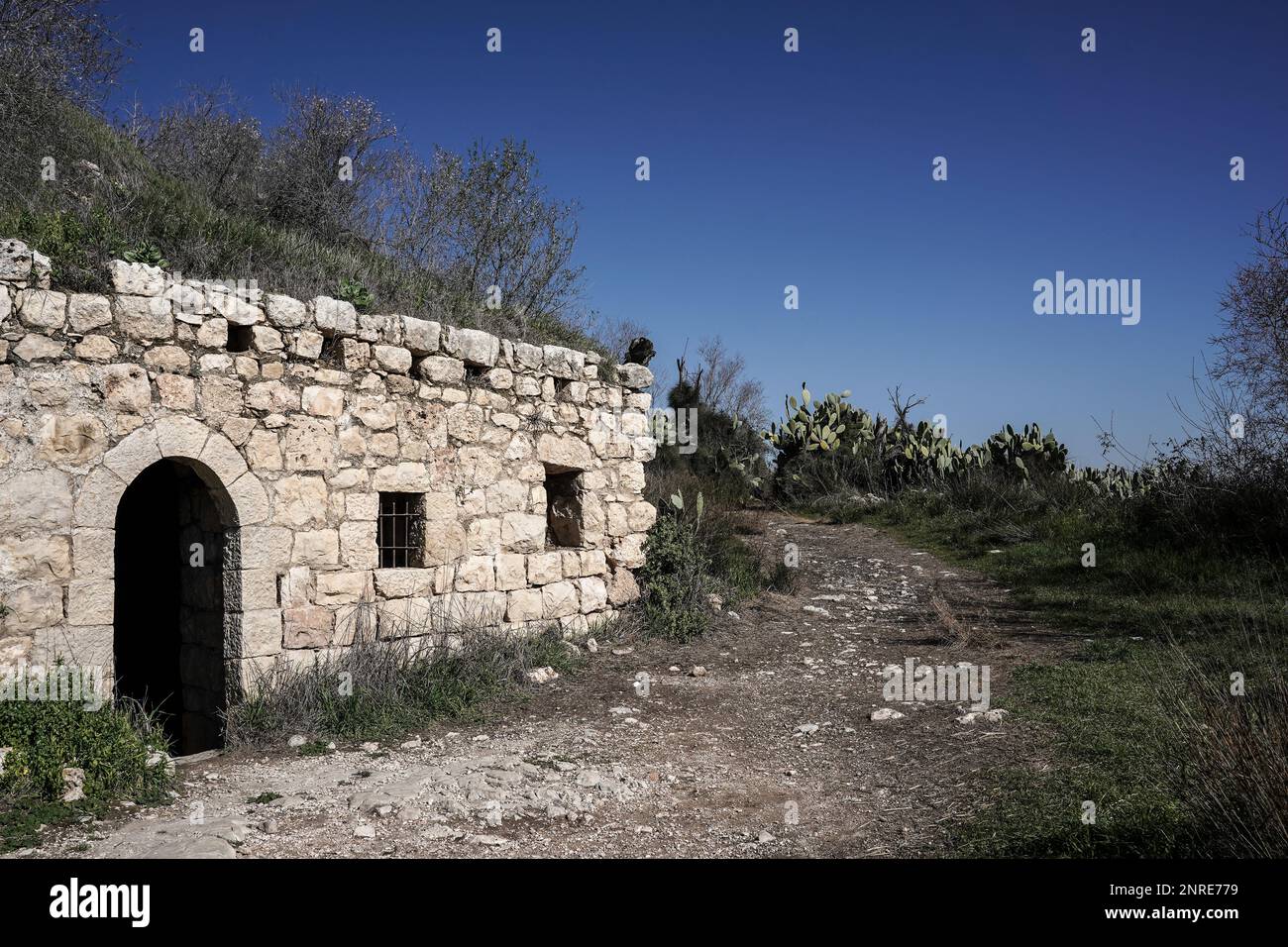 Una vista de Tel Tzuba en las colinas de Jerusalén y las ruinas de la fortaleza de los cruzados de Belmont, que se estima fueron construidas durante el reinado del rey Polk Foto de stock