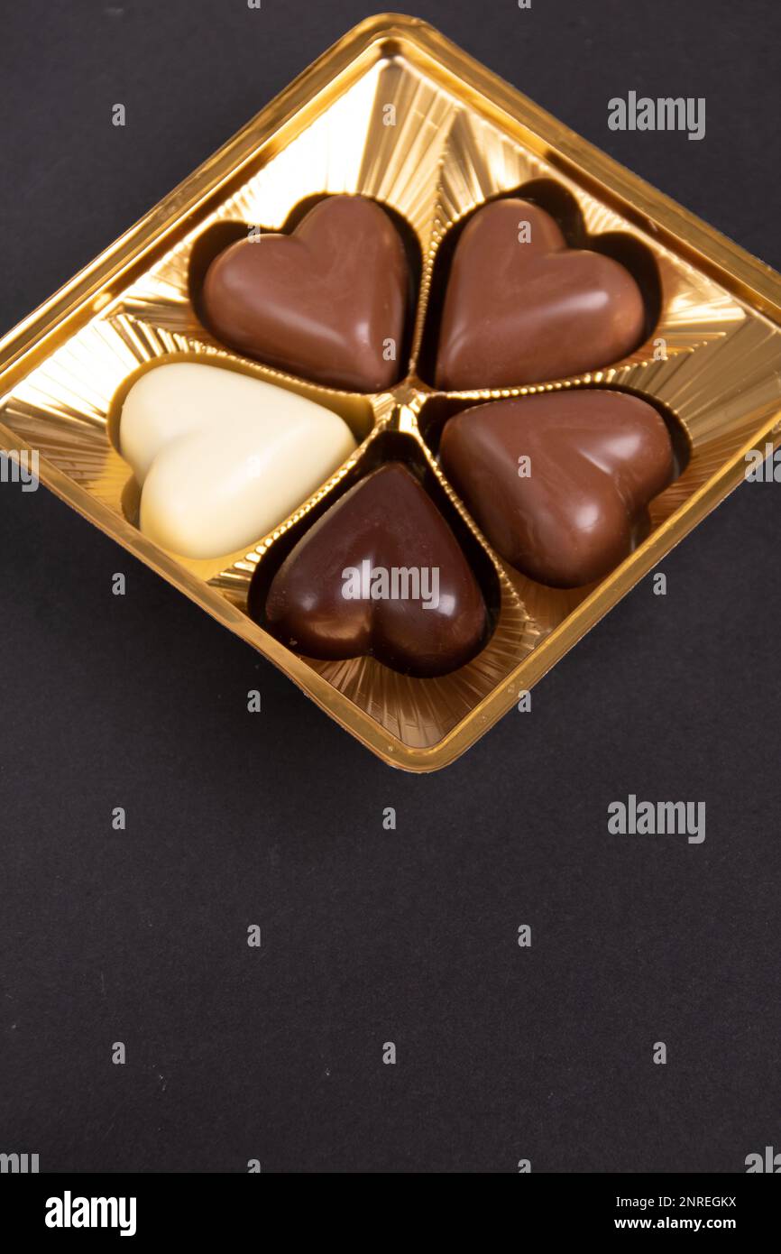 foto caramelo de diferentes sabores en un paquete sobre un fondo negro Foto de stock