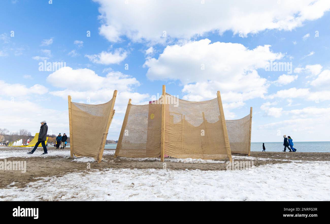 Toronto, Canadá. 26th de febrero de 2023. La instalación de arte 'Winter-net' se ve en la exposición pública del Concurso Internacional de Diseño de Estaciones de Invierno 2023 en Toronto, Canadá, el 26 de febrero de 2023. Crédito: Zou Zheng/Xinhua/Alamy Live News Foto de stock
