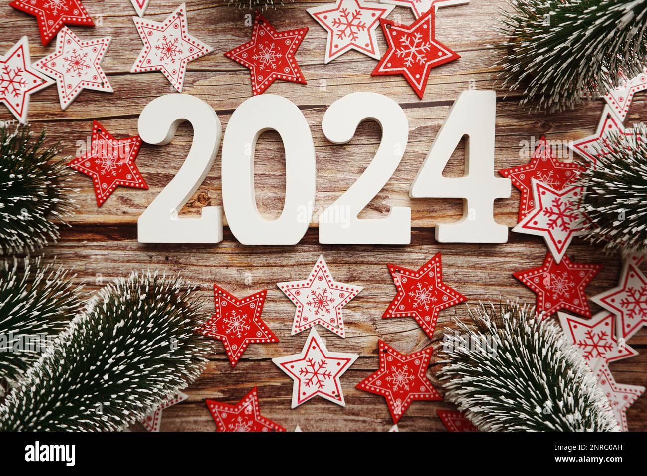 2024 Feliz año nuevo y decoración de Navidad sobre fondo de madera