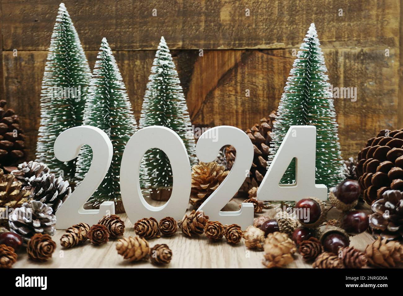 Feliz año nuevo 2024 decoración con árbol de Navidad y conos de pino